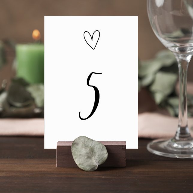 Numéro De Table Minimalist Wedding Table Number Card with Heart (Créateur téléchargé)