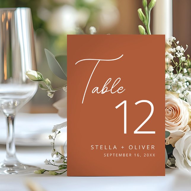 Numéro De Table Moderne Élégant Rustique Terracotta Écriture Maria (Modern Elegant Rustic Terracotta Script Wedding Table Number)
