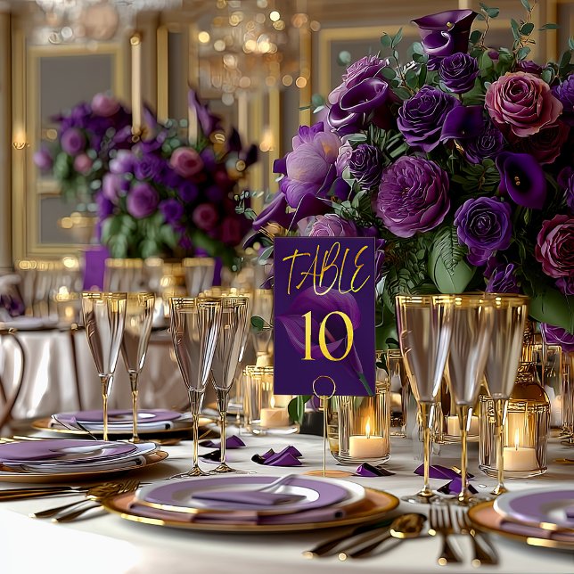 Numéro de table moderne et élégant avec lys calla  (Striking Purple and Gold Calla Lily Table Number )
