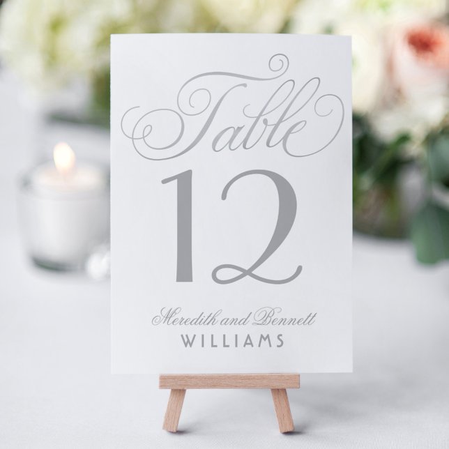 Numéro De Table Monogramme élégant en calligraphie argentée (Créateur téléchargé)