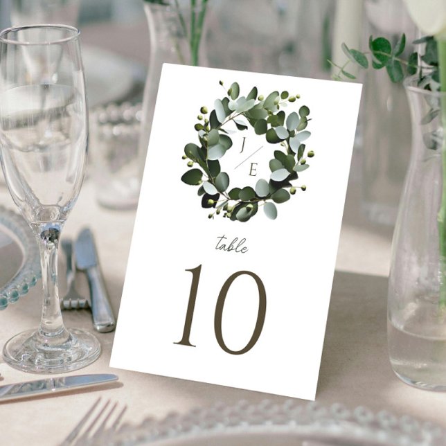 Numéro De Table Monogramme moderne Eucalyptus Mariage de couronne  (White Modern Monogram Eucalyptus Wreath Wedding Table Card)
