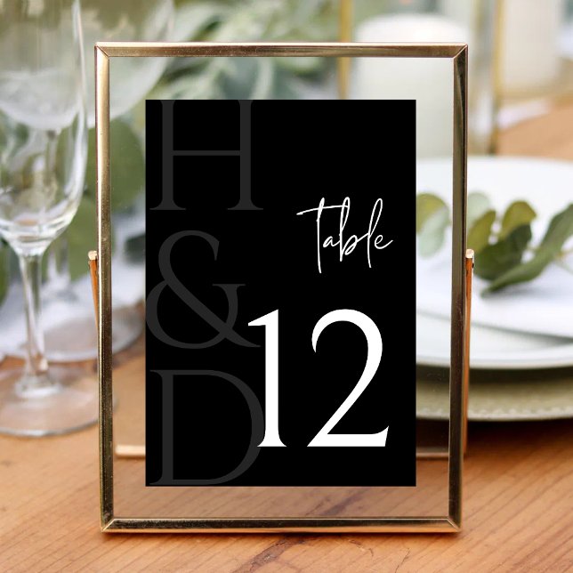 Numéro De Table Monogramme Moderne Noir et Blanc Mariage Minimalis (Modern black and white monogram table number adds a sleek, minimalist touch to reception tables.)