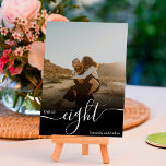 Numéro De Table Noir superposition chic noms de script photos mari<br><div class="desc">Simple superposition de table de mariage noir,  avec une photo de couverture noire,  et ajouter votre photo à l'arrière pour un mariage garder le saké.</div>