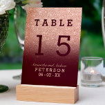 Numéro De Table parties scintillant or rose rouge bordeaux ombre m<br><div class="desc">Une parties scintillant d'or rose moderne,  originale et simple,  à l'ombre d'une carte de table mariage bordeaux rouge sur un arrière - plan de couleur bordeaux rouge entièrement personnalisable. Idéal pour mariage à thème chic et élégant</div>