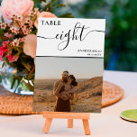 Numéro De Table Photo élégant noir blanc graphique mariage<br><div class="desc">Numéro de table simple de mariage de script noir avec bande géométrique et photo,  et ajouter votre photo à l'arrière pour un saké mariage.</div>