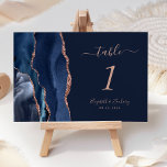 Numéro De Table Rose bleu de la marine moderne Mariage d'âge or<br><div class="desc">Le bord gauche de cette élégante carte de numéro de table mariage moderne comporte une bordure marine bleue aquarelle ornée d'une parties scintillant en or rose faux. Le texte personnalisable combine écriture rose rose,  italique et cuivre sur un arrière - plan bleu marine.</div>