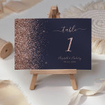 Numéro De Table Rose moderne  bleu foncé or Parties scintillant Ma<br><div class="desc">Le bord gauche de cet élégant numéro de table mariage moderne présente une conception rose en faux parties scintillant or. Le texte personnalisable combine écriture rose pâle,  copperplate et polices italiques sur un arrière - plan bleu foncé.</div>