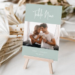 Numéro De Table Sage Modern manuscrit   Classic Serif Photo<br><div class="desc">Des cartes numériques simples et chic dans Sage Green et blanc font une déclaration élégante à votre mariage ou événement. La conception comporte "table [nombre]" en écriture manuscrite, deux lignes supplémentaires de texte personnalisé en bas (avec vos noms et la date de l'événement). Personnalisez avec une photo préférée pour une...</div>