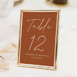 Numéro De Table Script minimaliste moderne Mariage en terre cuite<br><div class="desc">Cartes de numéro de table mariage simple et moderne avec "Table" affichées dans un script blanc manuscrit avec un arrière - plan en terre cuite (ou une couleur de votre choix). Pour commander les cartes de table mariage en terre cuite : ajoutez votre nom, votre date de mariage et votre...</div>
