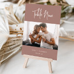 Numéro De Table Script moderne en terre cuite   Photo Serif classi<br><div class="desc">Des cartes numériques simples et chic en Terracotta et blanc font une déclaration élégante à votre mariage ou événement. La conception comporte "table [nombre]" en écriture manuscrite, deux lignes supplémentaires de texte personnalisé en bas (avec vos noms et la date de l'événement). Personnalisez avec une photo préférée pour une touche...</div>