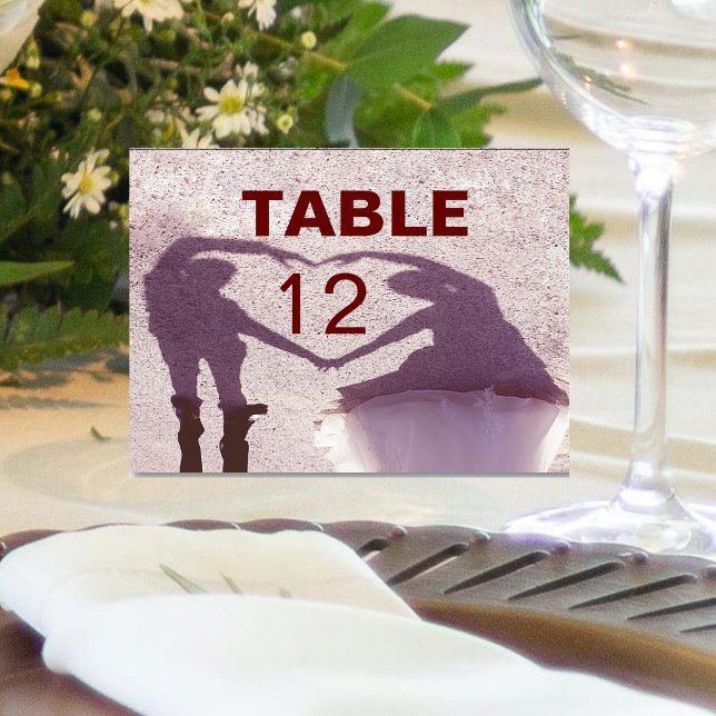 Numéro De Table Silhouette de couple de mariés cœur dans le sable  (Bridal Couple Silhouette Heart in Sand Wedding Table Number)