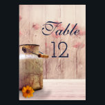 Numéro De Table Table de Mariage campagnard de lait rustique<br><div class="desc">table mariage,  cartes numériques sur le thème rustique du pays. Un vieux lait rouillé peut avec une jolie fleur d'orange à côté. Blé et pavots rouges estampillés dans l'arrière - plan dressés contre un panneau en bois.</div>