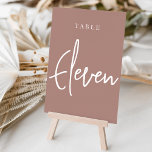 Numéro De Table Table ELEVÉE Écriture À Main En Terre Cuite<br><div class="desc">Cartes numériques simples et chic dans le ton de terre Terracotta et blanc font une déclaration élégante à votre mariage ou événement. Le design comporte "table [nombre]" dans un mélange de sérigraphie classique et de lettres manuscrites. Le design se répète de part et d'autre. Cartes numérotées individuellement vendues séparément; commandez...</div>