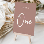 Numéro De Table Table en terre cuite scénarisée à la main ONE<br><div class="desc">Cartes numériques simples et chic dans le ton de terre Terracotta et blanc font une déclaration élégante à votre mariage ou événement. Le design comporte "table [nombre]" dans un mélange de sérigraphie classique et de lettres manuscrites. Le design se répète de part et d'autre. Cartes numérotées individuellement vendues séparément; commandez...</div>