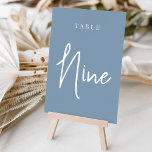 Numéro De Table Tableau à écriture bleu Dusty NEUF<br><div class="desc">Des cartes numériques simples et chic en bleu Dusty et blanc font une déclaration élégante à votre mariage ou événement. Le design comporte "table [nombre]" dans un mélange de sérigraphie classique et de lettres manuscrites. Le design se répète de part et d'autre. Cartes numérotées individuellement vendues séparément; commandez chaque numéro...</div>