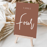 Numéro De Table Tableau à la main rouille QUATRE<br><div class="desc">Cartes numériques simples et chic en couleur terre rouille brun et blanc faire une déclaration élégante à votre mariage ou événement. Le design comporte "table [nombre]" dans un mélange de sérigraphie classique et de lettres manuscrites. Le design se répète de part et d'autre. Cartes numérotées individuellement vendues séparément; commandez chaque...</div>