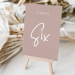 Numéro De Table Tableau rose à la main Scripté SIX<br><div class="desc">Cartes numériques simples et chic dans le ton de la terre Rose Taupe et blanc font une déclaration élégante à votre mariage ou événement. Le design comporte "table [nombre]" dans un mélange de sérigraphie classique et de lettres manuscrites. Le design se répète de part et d'autre. Cartes numérotées individuellement vendues...</div>