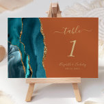 Numéro De Table Turquoise Or Agate Brûlé Orange Mariage<br><div class="desc">Le bord gauche de cette élégante carte de numéro de table mariage moderne comporte une bordure turquoise en aquarelle bleue,  ornée d'une parties scintillant en faux or. Le texte personnalisable combine écriture manuscrite couleur or,  italique et polices de cuivre sur un arrière - plan orange brûlé.</div>