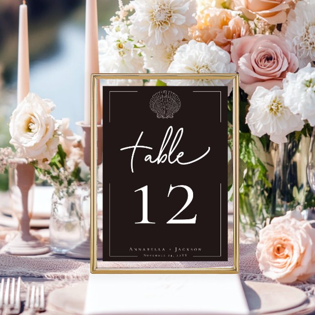 Numéro De Table Typographie minimale Mariage de coquillage noir et (Minimal Typography Black & White Seashell Wedding Table Number Card)