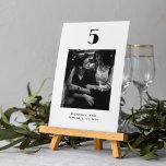 Numéro De Table Typographie minimaliste Mariage photo noir blanc<br><div class="desc">Carte de numéro de table minimaliste Mariage moderne,  customisez ce produit avec n'importe quel numéro de table dont vous avez besoin et votre image de choix ainsi que les noms et la date de mariage.</div>