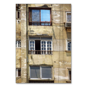 Numéro De Table Vue sur le mur avec balcons et fenêtres