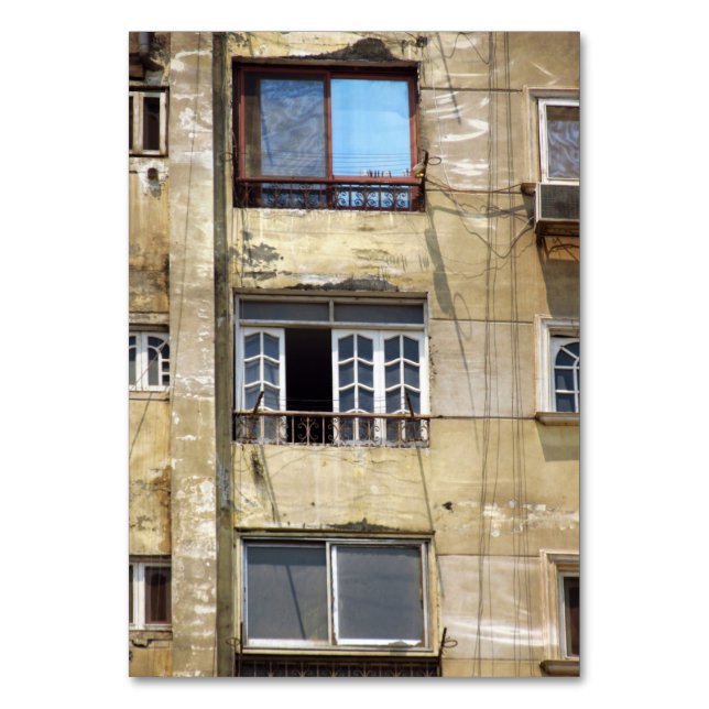 Numéro De Table Vue sur le mur avec balcons et fenêtres (Par défaut)