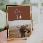 Numéro de tableau photo moderne chic en terre cuit<br><div class="desc">Ces numéros de table photo chic et moderne en terre cuite 5x7" sont parfaits pour un mariage simple. Le design boho du désert présente une typographie bohème rustique unique et élégante, dans une couleur de rouille orangée brûlée. La carte s'imprime à l'avant et à l'arrière (double face). Personnalisez chaque carte...</div>