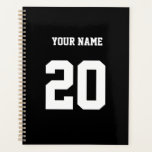 Numéro et nom personnalisés noir et blanc<br><div class="desc">Il s'agit d'un produit conçu avec un numéro spécifique. Ce nombre peut représenter diverses choses, comme le numéro de maillot d'un athlète favori, une date ou une année spéciale, un numéro de chance ou un numéro d'anniversaire. Ce produit est souvent apprécié par les amateurs de sport, les passionnés de fitness,...</div>