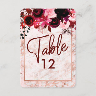 Numéros de table de mariage en floral bordeaux et