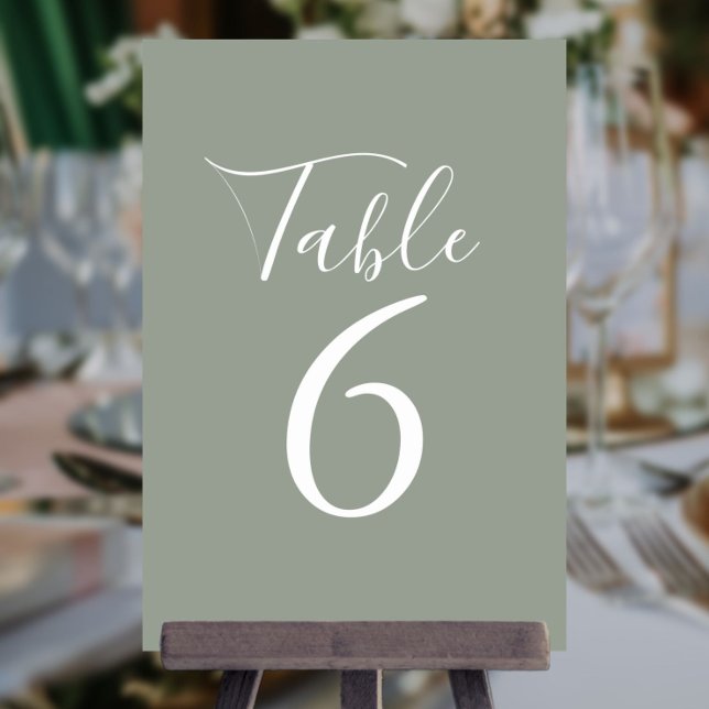 Numéros de table élégants en vert sauge en script (Créateur téléchargé)