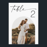 Numéros de table en forme d'arche pour photographi<br><div class="desc">Cette carte de numéro de table de mariage présente une mise en page moderne et épurée avec un espace pour votre propre photo, créant un détail simple et attentionné pour votre réception. Le design garde tout clair et facile à lire tout en donnant à votre image un rôle central. Vous...</div>