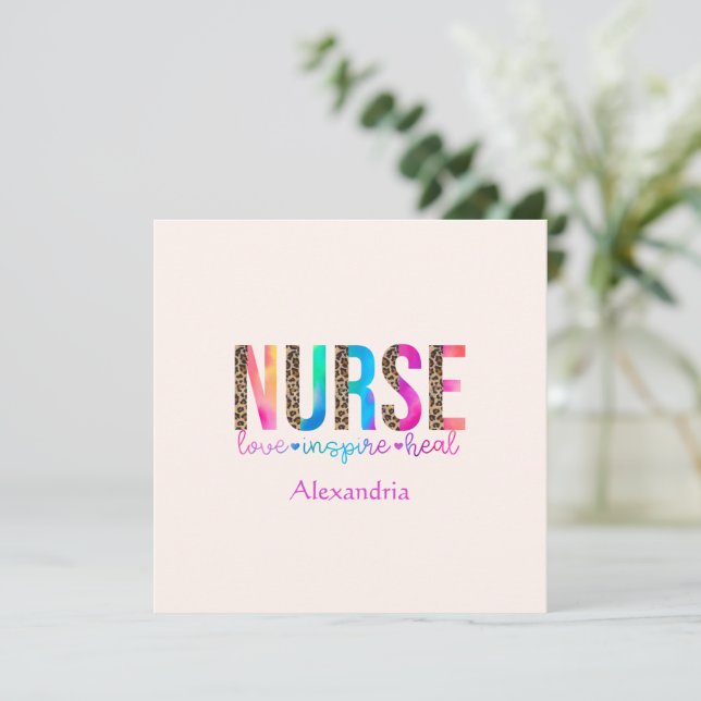 "Nurse - Love, Inspire, Heal" en couleur arc-en-ci (Debout devant)