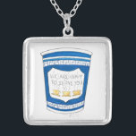 NYC Grec Diner heureux de servir le collier de la<br><div class="desc">Il présente une illustration originale d'une tasse de café en diner grec bleu,  avec NOUS SOMMES HEUREUX DE VOUS SERVIR dans une police amusante.</div>