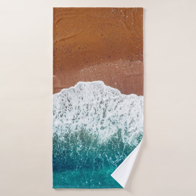 Ocean wave on a sandy beach, background  top view  (Serviette de bain)