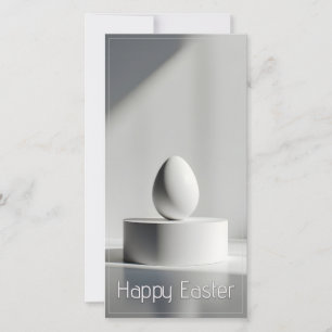 Œuf de Pâques minimaliste sur un piédestal moderne