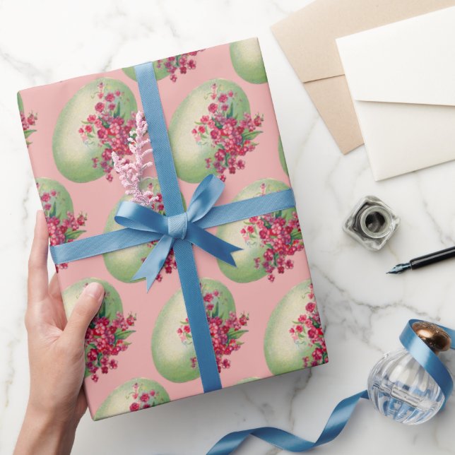 Œufs de Pâques verts sur papier cadeau rose (Cadeaux)