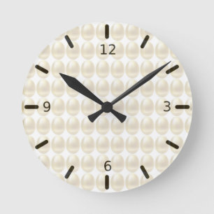Œufs dorés modernes sur une horloge ronde en ivoir