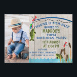 Ofishally a invité la première invitation<br><div class="desc">Recherche ofishally d'une invitation d'anniversaire ? Cette conception peut être juste juste pour vous. Elle comporte deux poissons, dragon vole, cattail et une canne à pêche. Votre photo de petit garçon apparaît du côté droit de l'invitation. L'arrière - plan est une photo en bois et les images sont aquarelle. Plus...</div>
