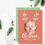 Oh Deer Red Funny Carte photo de Noël<br><div class="desc">Ce mignon et drôle "oh cerf, quelle année !" Carte de vacances de Noël avec votre photo avec cornes de cerfs et lumières de vacances sur un arrière - plan rouge. L'envers est orné d'un arrière - plan vert avec des motifs blancs. Personnalisez-le selon vos besoins. Vous pouvez trouver des...</div>