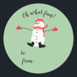 Oh, quel Fun Christmas Snowman bâton sur étiquette<br><div class="desc">Un joli design de Noël minimaliste qui comprend une peinture numérique naïve d'un bonhomme de neige portant le casquette rouge, foulard et mitaines sur un arrière - plan vert sage avec le texte : Oh What Fun! et un endroit pour vous d'ajouter le donateur et le nom du destinataire avec...</div>