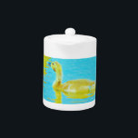 Oie-bébé jaune avec eau bleu clair<br><div class="desc">Baby goose with light blue water Vous pouvez ajouter un message,  ou complètement customiser le texte imprimé à vos souhaits en utilisant l'onglet "Personnaliser Zazzle"! Photo originale avec copyright de Sandy Closs Photography. Bébé,  oies,  oiseau oiseau oiseau garçon canard canard</div>