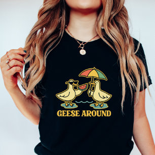 Oies à l'entour ; T-shirt drôle d'été pour femmes 