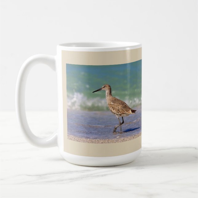 Oiseau de courlis cendré sur la tasse de café de (Gauche)