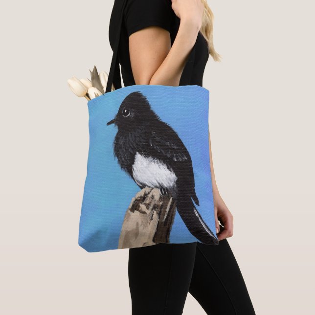 Oiseau de Phoebe noir sur le sac fourre-tout bleu (De près)