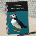 Oiseau de Puffin Atlantique Faune Océan bleu Perso<br><div class="desc">Restez organisé avec ce planificateur élégant et attrayant, avec une illustration de pouffin Atlantique sur un arrière - plan bleu profond de l'océan. Parfait pour les étudiants, les amoureux de la faune et les amateurs d'oiseaux, ce design vous permet d'ajouter votre nom et un titre pour votre planificateur sur l'élégant...</div>