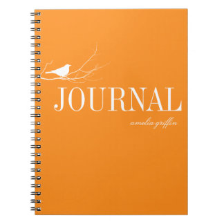 Oiseau perché sur une branche d'arbre journal pers