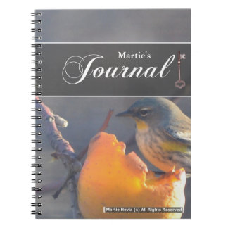 Oiseau sur un Apple Journal à moitié mangé