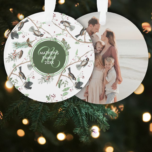 Oiseaux de poulet Baies et Pinecones Photo de la f (Chickadee Birds Berries & Pinecones Family Photo Ornament)