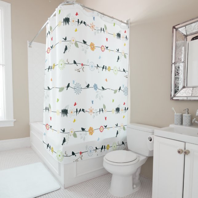Oiseaux lunaires et fleurs Rideau de douche (En situation)