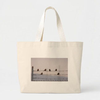Oiseaux sur un sac de barrière